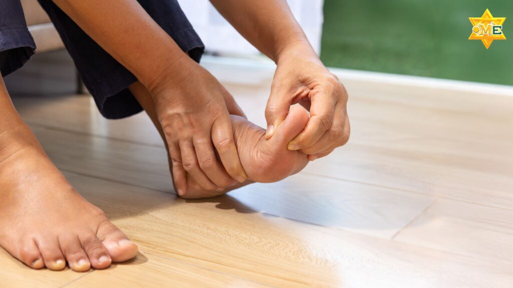 Khớp ngón chân bị sưng viêm do gout, dấu hiệu nhận diện bệnh