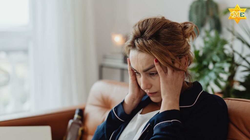 Người bị tụt huyết áp mệt mỏi, chóng mặt, ôm đầu ngồi nghỉ