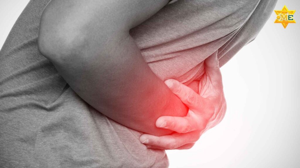 người đang ôm bụng, tay giữ đầu, khuôn mặt mệt mỏ