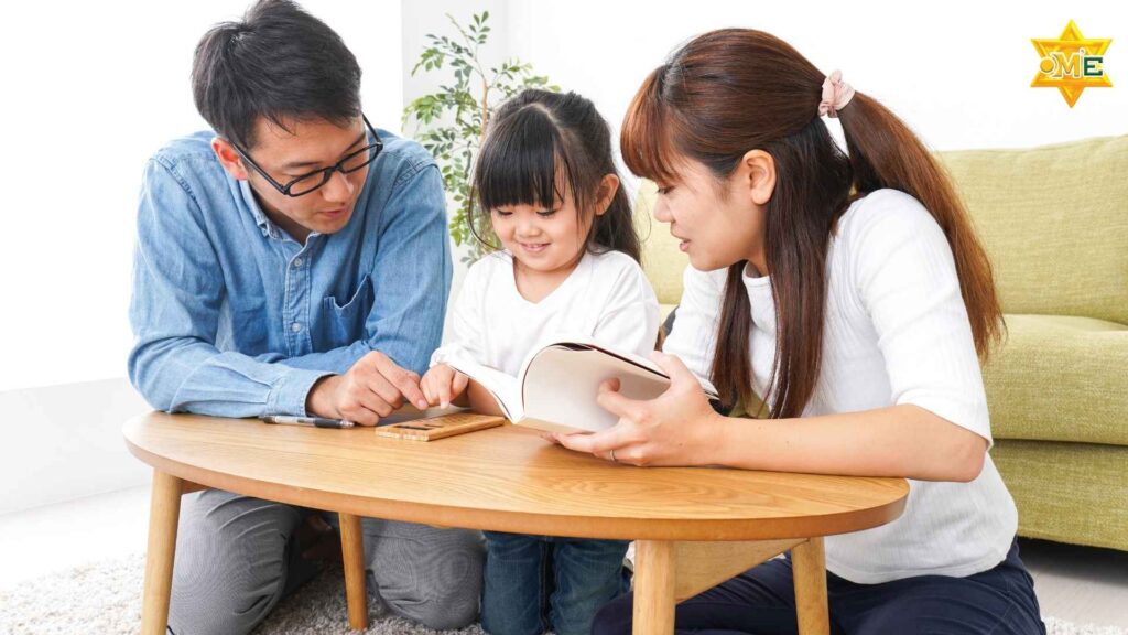 Cha mẹ hướng dẫn ngôn ngữ cho con.