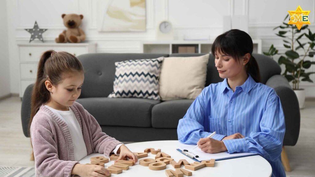 chuyên viên giáo dục đặc biệt quan sát và ghi chép đánh giá sự phát triển của trẻ