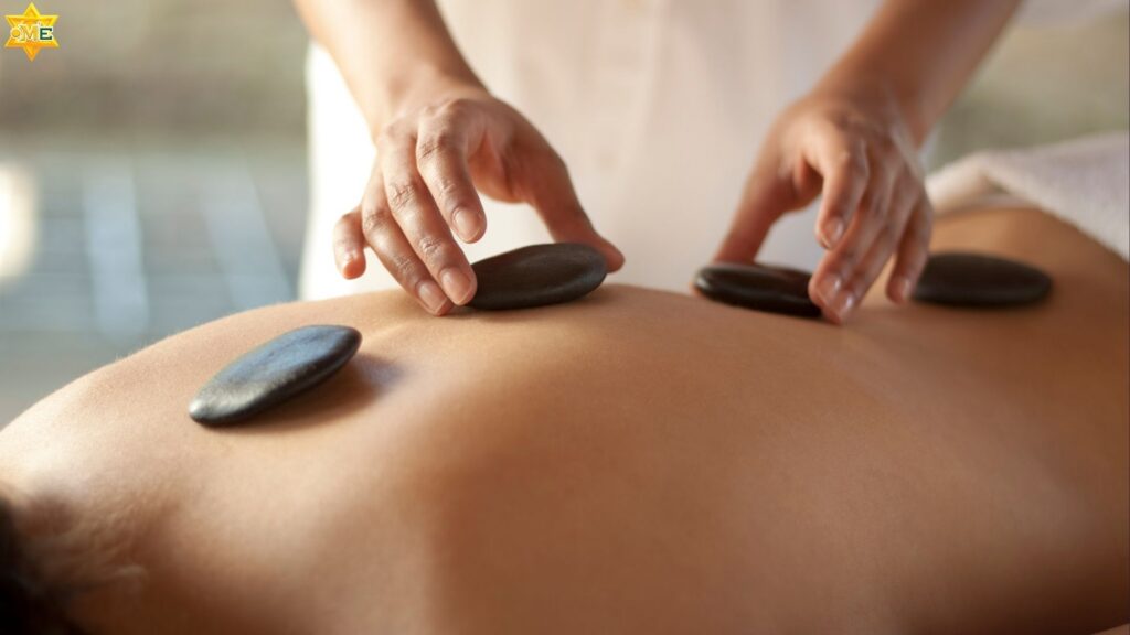 Kỹ thuật massage đá nóng giúp thư giãn cơ bắp và giảm đau mỏi
