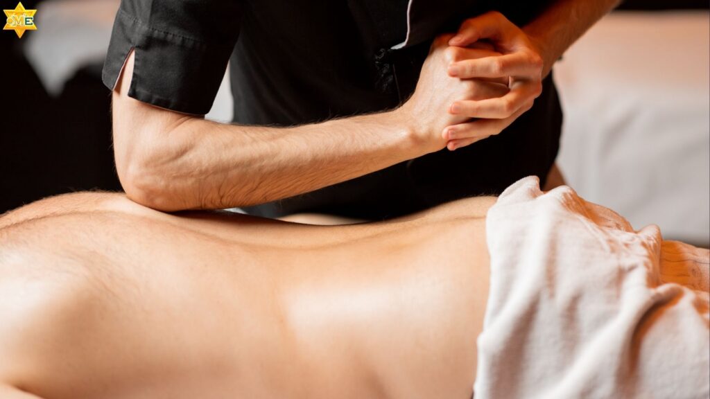Sử dụng lòng bàn tay và khuỷu tay tạo lực ma sát trong massage mô sâu.