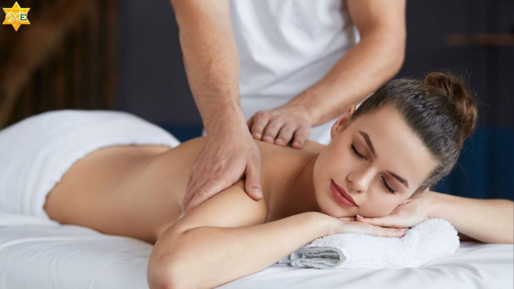 Trong quá trình dạy massage lưng, điều quan trọng là độ tinh tế của bàn tay.