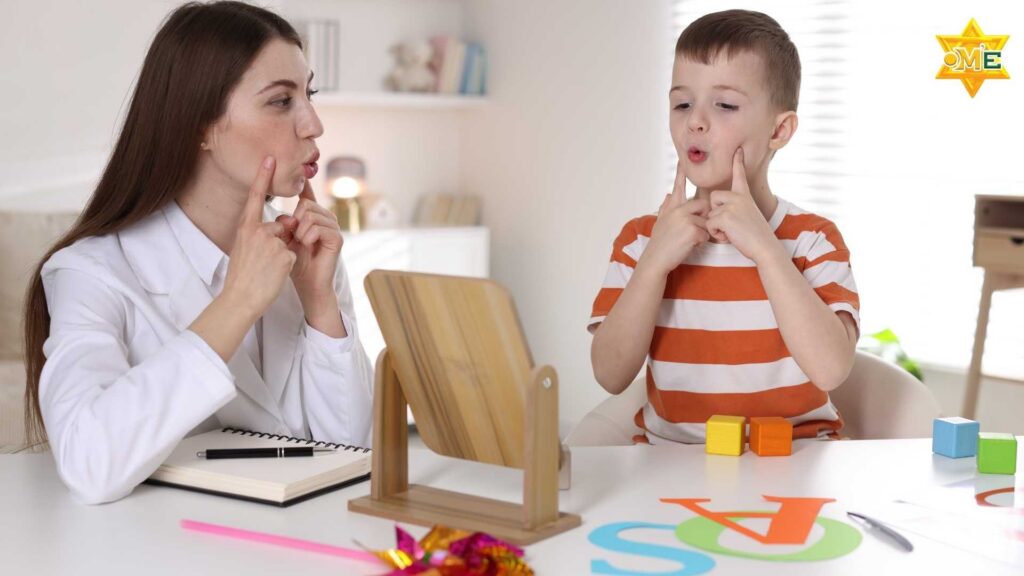 chuyên viên trị liệu ngôn ngữ hướng dẫn trẻ chậm nói tập phát âm trong buổi học