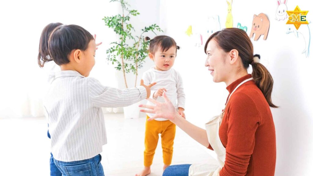 giáo viên quan sát và hướng dẫn trẻ rối loạn phát triển trong buổi học can thiệp