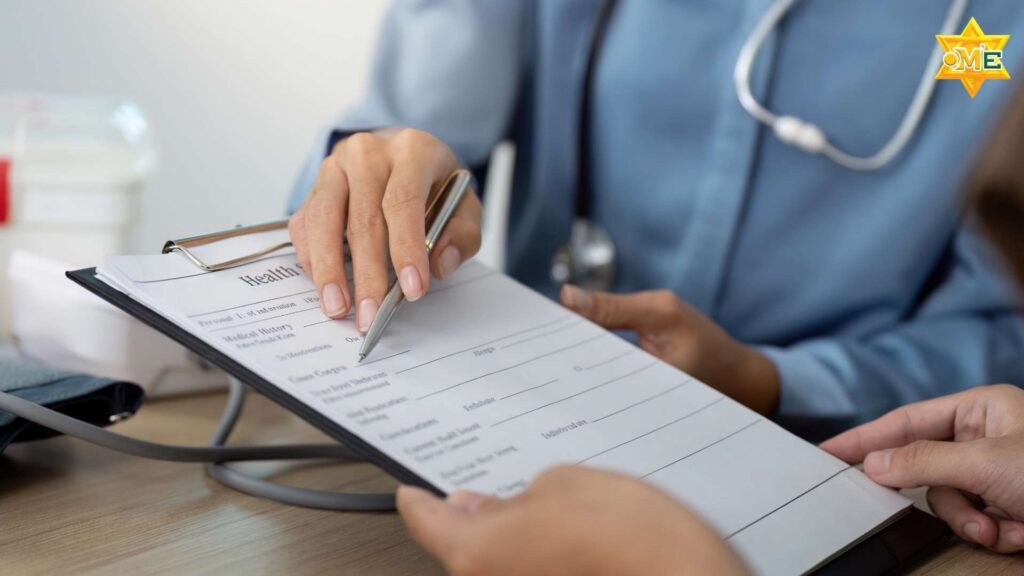 chuyên viên tâm lý đánh giá kỹ năng phát triển của trẻ trong buổi kiểm tra chuyên biệt