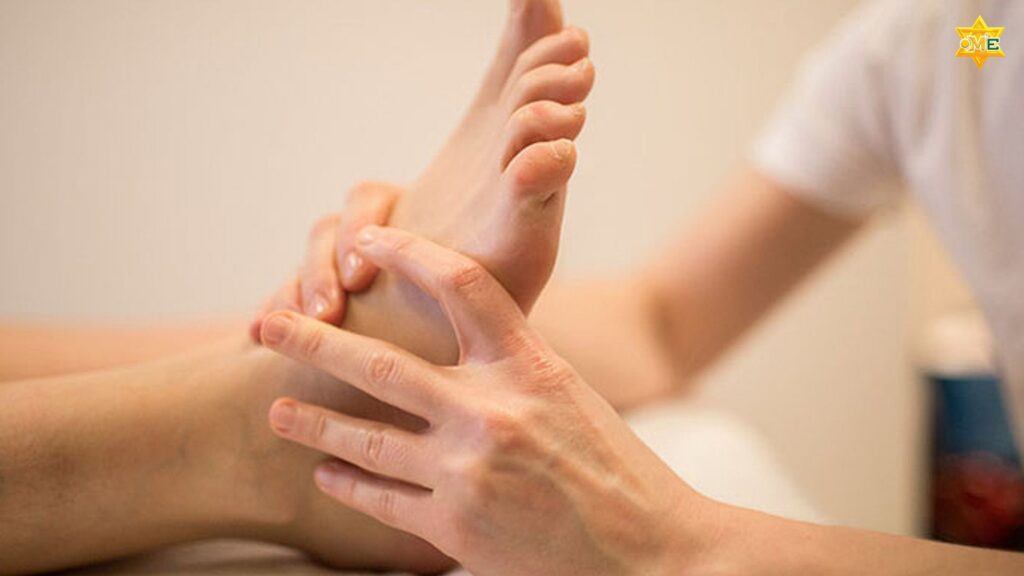 Học cách massage chân nằm giúp học viên tự chăm sóc sức khỏe