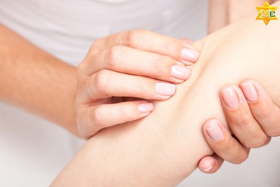 Xoa bóp nhẹ nhàng quanh các huyệt