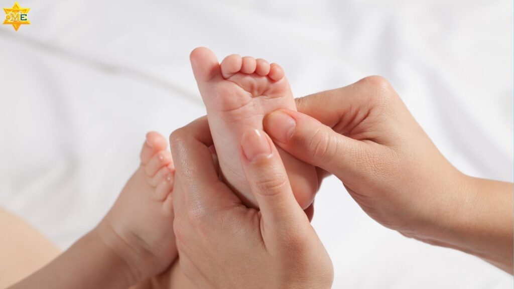 Massage chân bé