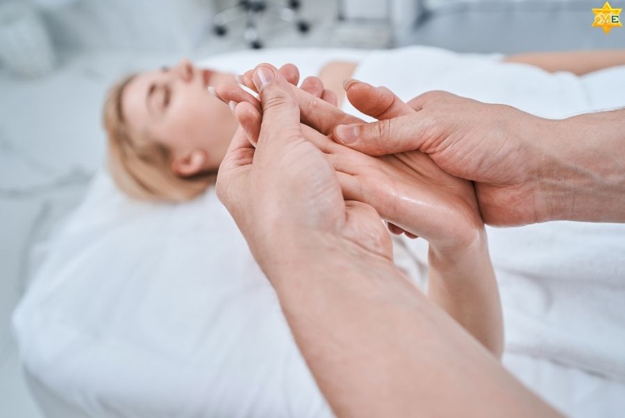 Các huyệt nằm trong lòng bàn tay và mô ngón cái