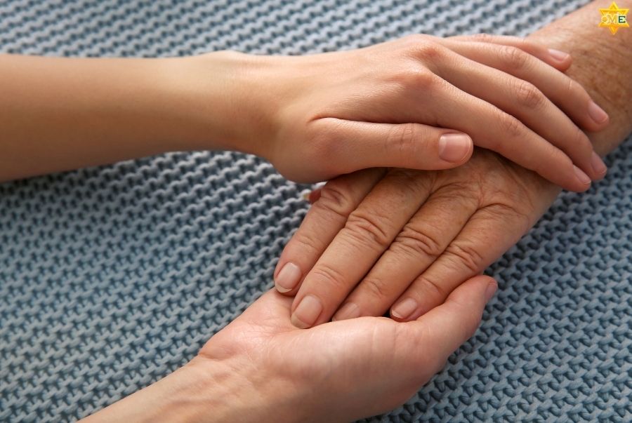 Bấm huyệt bàn tay trái và tay phải có khác nhau không?