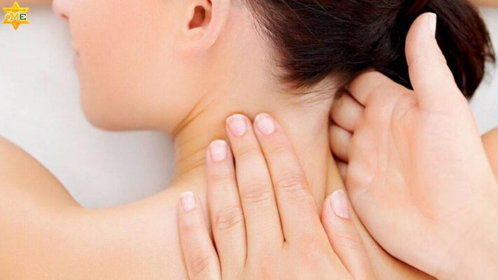 5. Bóp cơ vai, làm mềm cơ thang và cơ nâng vai