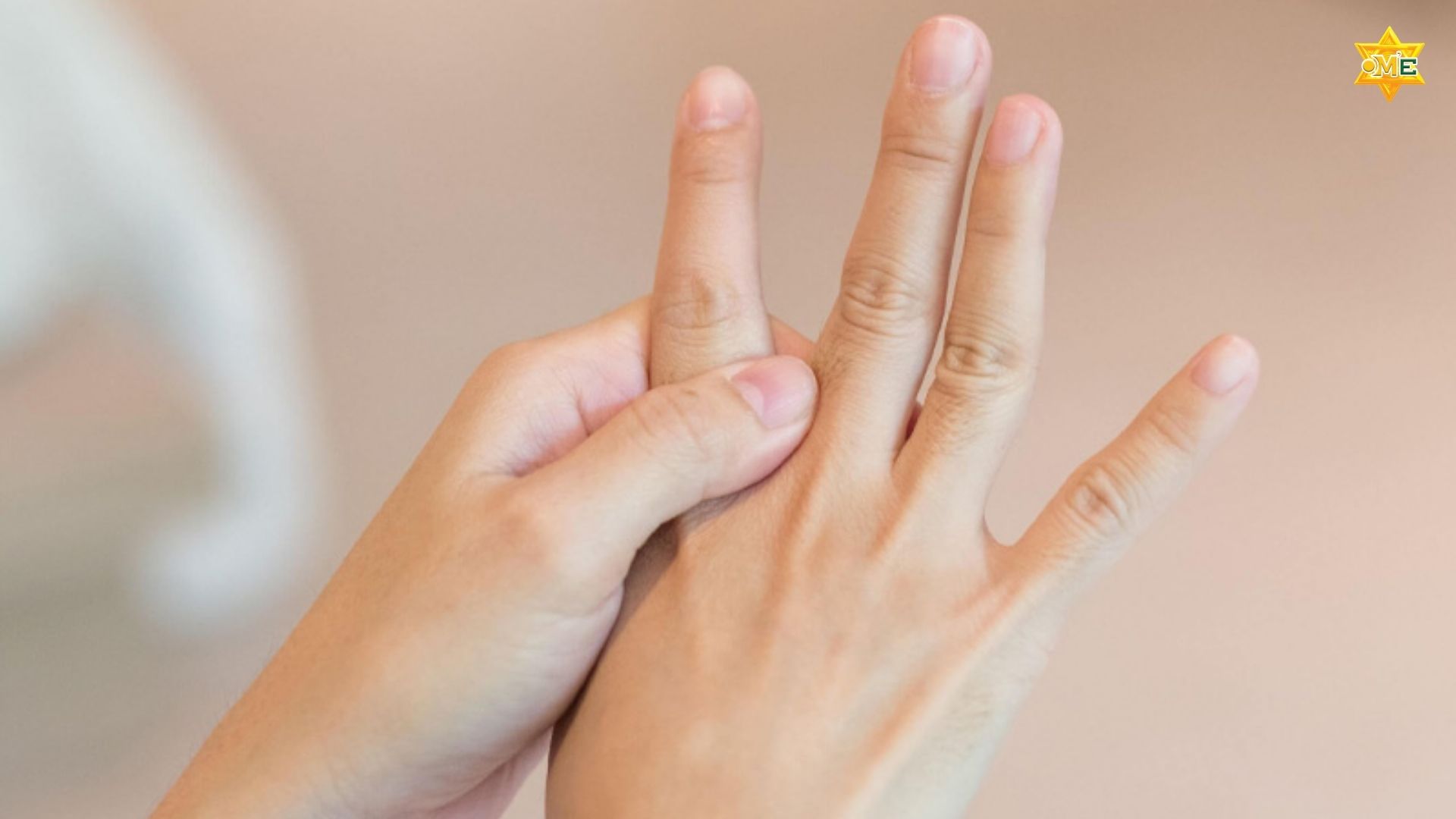 Hướng dẫn cách xác định huyệt ở tay và cách day ấn hiệu quả