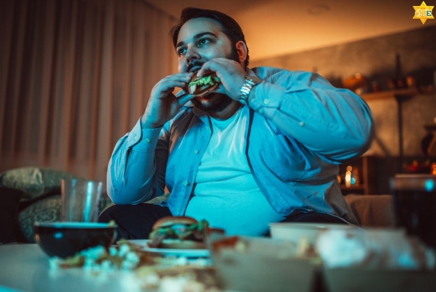 Bấm Huyệt Giảm Cân Có Hại Không? Giải Mã Hiệu Quả Và Nguy Cơ Sai Cách