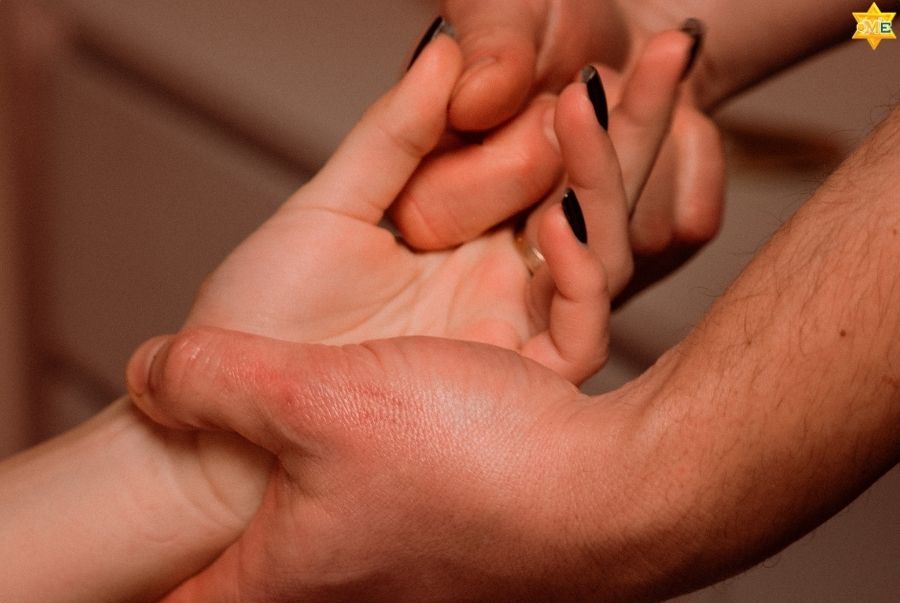 Công dụng của huyệt Bát Tà và cách bấm huyệt giúp tay linh hoạt